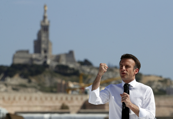 Ο άνετος Μακρόν με το ανοιχτό πουκάμισο και το δασύτριχο στήθος (εικόνα)