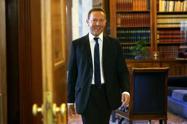 Ο Στουρνάρας πάγωσε τις χορηγήσεις στην Attica Bank μετά την «έφοδο»