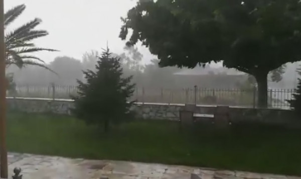 Τροπική καταιγίδα ''χτύπησε'' τα Τρίκαλα (video)