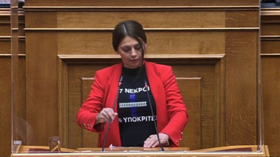 Μαρία Απατζίδη: Εμφανίστηκε στη Βουλή με μαύρη μπλούζα και μήνυμα για τα Τέμπη, η αντίδραση της ΝΔ