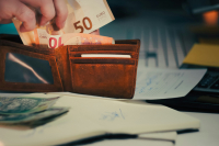 Μετρητά: Πότε η κατάθεση μπορεί να χτυπήσει «καμπανάκι» στην εφορία