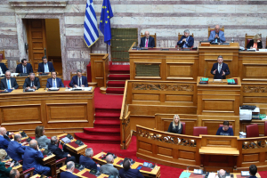 Κόντρα Μητσοτάκη- Ανδρουλάκη: «Απάντηση η αύξηση μισθών» - «Τα ολιγοπώλια θησαυρίζουν και η κυβέρνηση πετά χαρταετό»