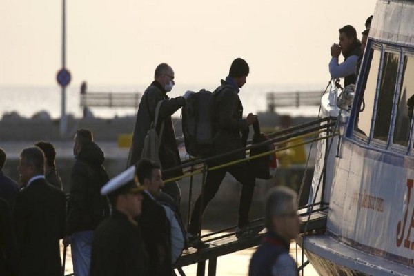 Κράτηση προσφύγων στη Μύκονο - Τους μετέφερε σκάφος στην περιοχή Μερχιά