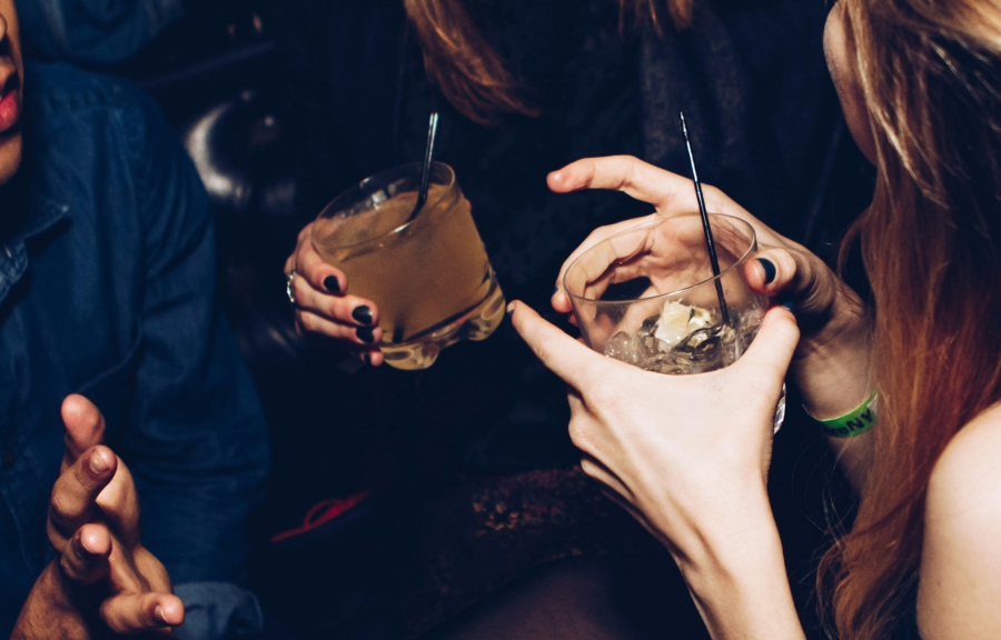 Απαγορεύεται η πώληση αλκοόλ και καπνού στους ανηλίκους - Πώς θα αγοράζουν οι ενήλικες