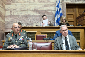 Ο υφυπουργός Άμυνας «αδειάζει» τον αρχηγό ΓΕΕΘΑ