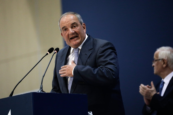 Εισηγήσεις στον Καραμανλή να πάει στο Συνέδριο και... να τα πει όλα!