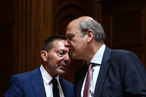 Άμεση ανάλυση: Τι σημαίνει η πρόταση του ΠΑΣΟΚ για τα «υπερκέρδη» των τραπεζών