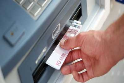 Συνεχίζουν να σηκώνουν τις καταθέσεις τους τα νοικοκυριά