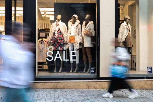 Τι ώρα ανοίγουν και τι ώρα κλείνουν τα μαγαζιά αύριο Κυριακή
