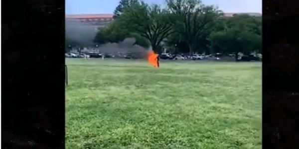 ΗΠΑ: Κατέληξε ο άνδρας που αυτοπυρπολήθηκε έξω στον Λευκό Οίκο (video)