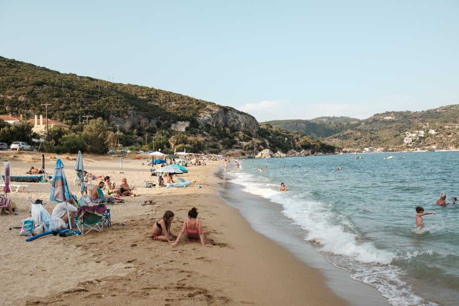 Το 52,4% των Ελλήνων ταξιδιωτών μένουν σε εξοχικά και φιλοξενούνται από συγγενείς και φίλους