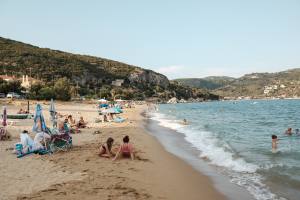 Το 52,4% των Ελλήνων ταξιδιωτών μένουν σε εξοχικά και φιλοξενούνται από συγγενείς και φίλους