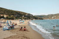 Το 52,4% των Ελλήνων ταξιδιωτών μένουν σε εξοχικά και φιλοξενούνται από συγγενείς και φίλους