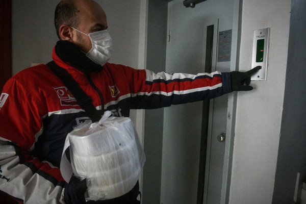 Κορονοϊός και delivery: Πόσο ασφαλές είναι το φαγητό απ' έξω - Πραγματικότητα ή τρομολαγνεία όσα ακούμε;