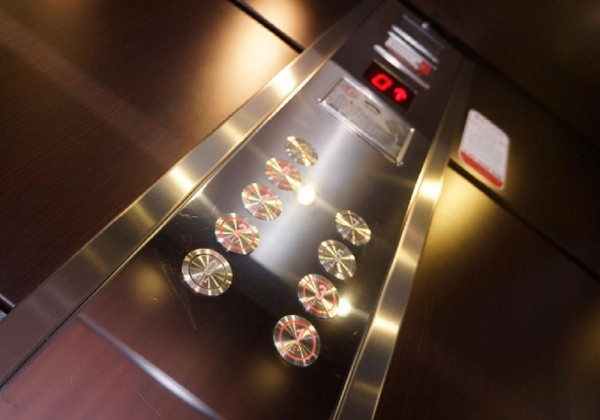 Γιατί κινδυνεύουν με πρόστιμα διαχειριστές και ιδιοκτήτες για τα ασανσέρ στις πολυκατοικίες