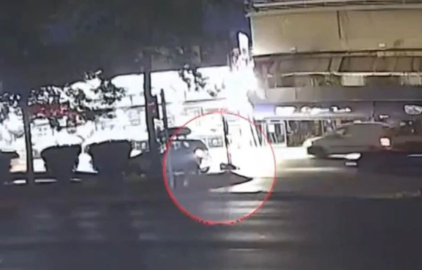 Τροχαίο στη λεωφόρο Αθηνών: Διέφυγε τον κίνδυνο η 17χρονη - Αναζητούνται οι οδηγοί που την παρέσυραν