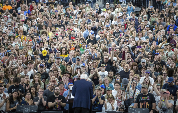 Ο Μπέρνι Σάντερς αναδεικνύεται σε de facto ηγέτη του αντι-τραμπικού κινήματος, μαζικές συγκεντρώσεις στις ΗΠΑ