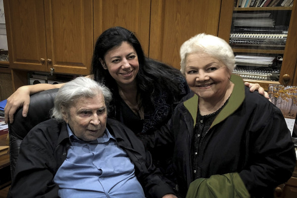 Η αξεπέραστη Μαίρη Λίντα τραγουδά στο Γηροκομείο Αθηνών και κλέβει την παράσταση (vid)