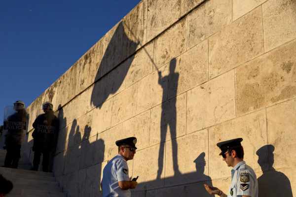 Δημοσκόπηση GPO: Η κυβέρνηση προσπαθεί να «συγκαλύψει» τη διαφθορά - «Μαύρο» και στην ελληνική Δικαιοσύνη