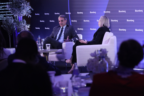 Το Μαξίμου κραδαίνει το χαρτί της σταθερότητας