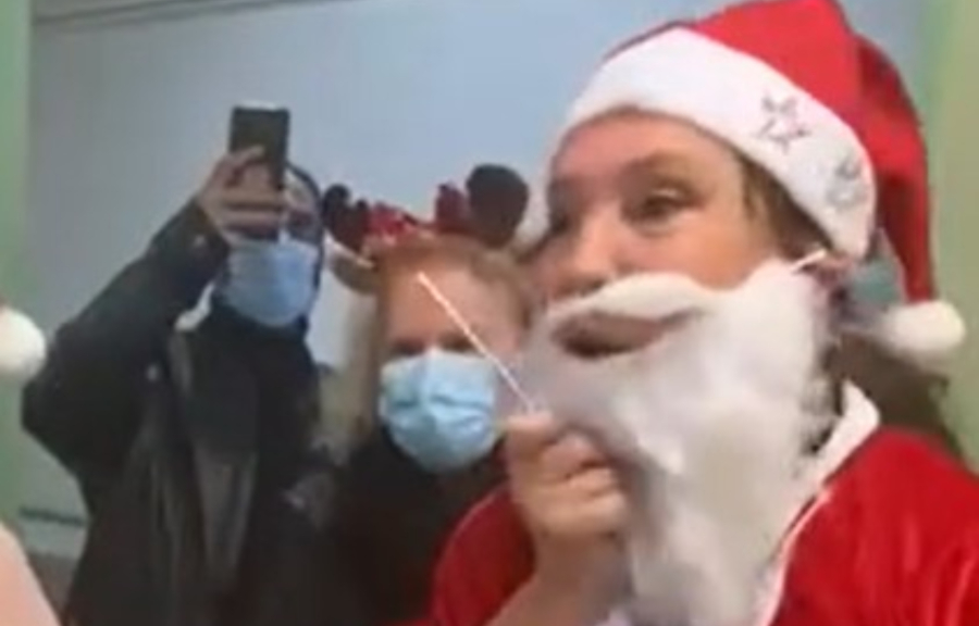 Βάνα Μπάρμπα: Ντύθηκε Άγιος Βασίλης, είπε τα κάλαντα και μοίρασε δώρα σε ασθενείς