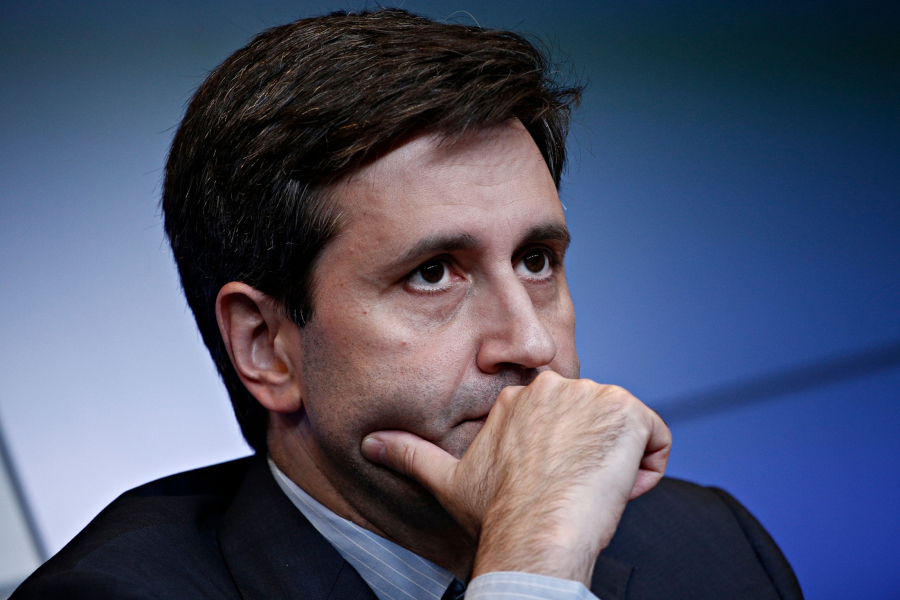 Δεν επηρεάζεται ο Χουλιαράκης από την κόντρα Στουρνάρα-Τσίπρα