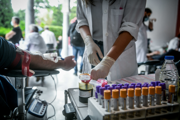 Απίστευτες αποκαλύψεις: Χρήζουν μετάγγισης και αρνούνται να δεχτούν αίμα από εμβολιασμένους