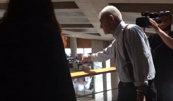 Έξαλλος ο Μπουτάρης τα «ψέλνει» σε μαθητές δημοτικού (βίντεο)