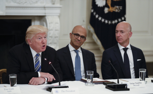 Παρέλαση στελεχών στο Μαρ-α-Λάγκο: Ο Τραμπ συναντήθηκε και με τον Μπέζος