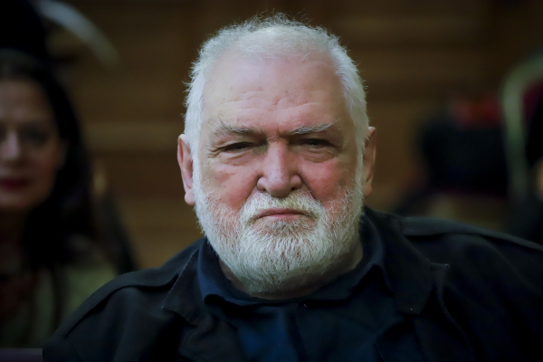 Αποχώρηση του Κώστα Καζάκου από παράσταση για λόγους υγείας