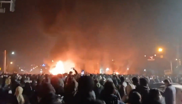 Σφοδρές ταραχές στο Ιράν: Θα χτυπήσουμε πολύ σκληρά λέει ο Τραμπ