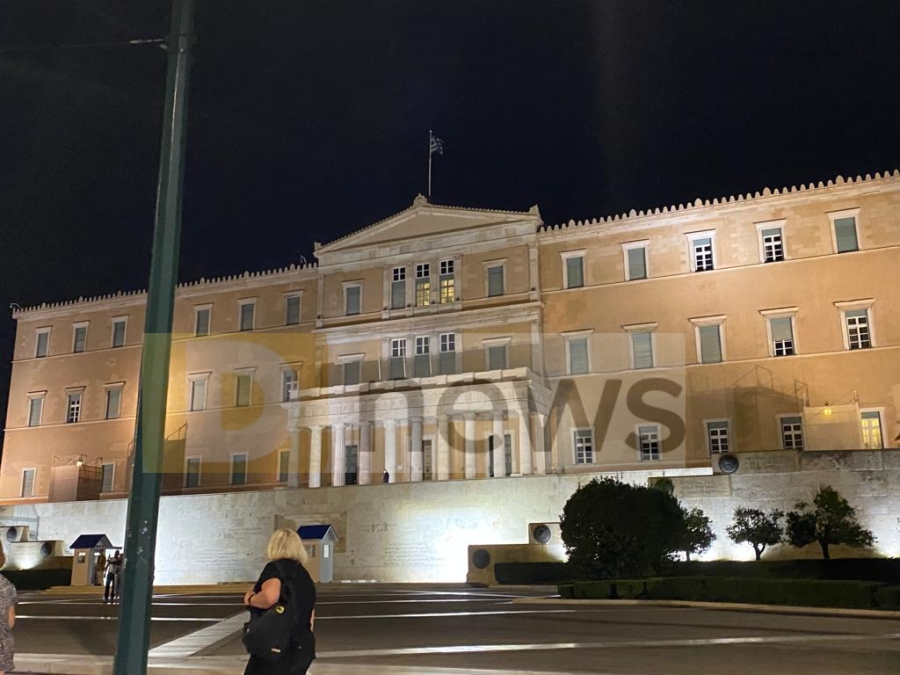 Οι υπουργοί κάνουν έκκληση για εξοικονόμηση ενέργειας και οι δημόσιες υπηρεσίες «πετάνε χαρταετό» (φωτορεπορτάζ)