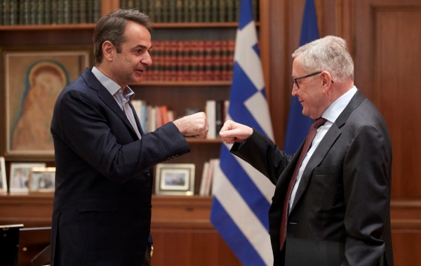 Υποδοχή Μητσοτάκη με ...γροθιές στον Ρέγκλινγκ λόγω κορονοϊού (vid)