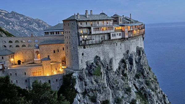 Θρίλερ στο Άγιο Όρος: Εντοπίστηκε πτώμα να επιπλέει