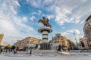 Απομακρύνονται αγάλματα από το κέντρο των Σκοπίων που παραπέμπουν σε αλυτρωτισμό