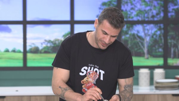 «Kitchen Lab»: Ο Άκης Πετρετζίκης μαγειρεύει μαμαδίστικες συνταγές με μοντέρνες τάσεις (3-4/5)