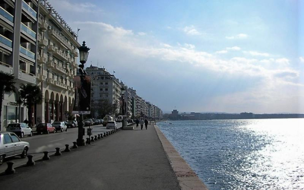 Λιμενικοί διέσωσαν 23χρονο που έπεσε στον Θερμαϊκό