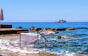 Καιρός: Άνεμοι έως 6 μποφόρ και 34άρια σήμερα, πού θα βρέχει