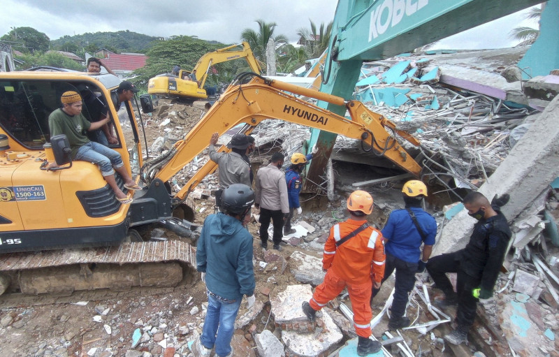 Σεισμός Ινδονησία: Πάνω από 35 νεκροί, εκατοντάδες οι τραυματίες