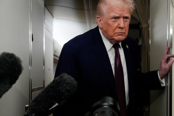 Επιμένει ο Τραμπ: Με τον έναν ή τον άλλον τρόπο θα πάρουμε τη Γροιλανδία - Η άμυνά τους είναι... δύο έλκηθρα με σκύλους