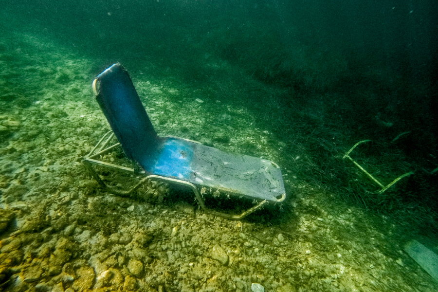 Γεμάτος ξαπλώστρες και σκουπίδια ο βυθός της Κέρκυρας - Το συγκλονιστικό φωτορεπορτάζ του Γιώργου Κονταρίνη