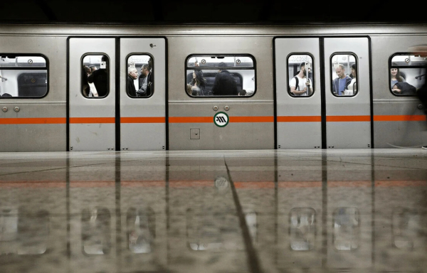 Χριστούγεννα 2025: Πώς κινούνται σήμερα λεωφορεία, μετρό, τραμ