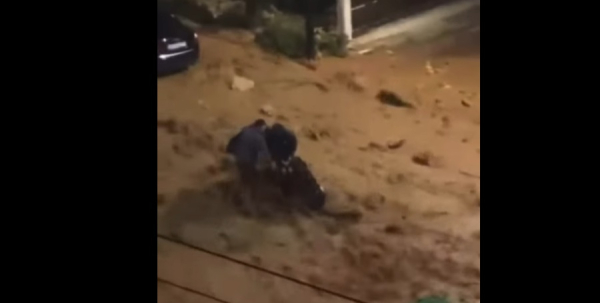 Άνω Γλυφάδα: Γυναίκα γλίτωσε από χείμαρρο την τελευταία στιγμή – Συγκλονιστικό βίντεο