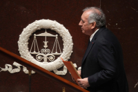 Γαλλία: Ο Μπαϊρού επέζησε και της 8η πρότασης μομφής