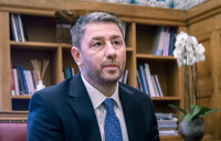 ΠΑΣΟΚ για Μαρινάκη: Ας μην κουράζεται αναμασώντας την ίδια καραμέλα