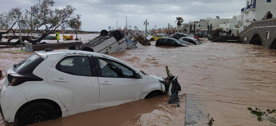 Σαρώνει η κακοκαιρία στην Πάρο: Παρασύρθηκαν οχήματα, μεγάλες καταστροφές (Εικόνες - Βίντεο)