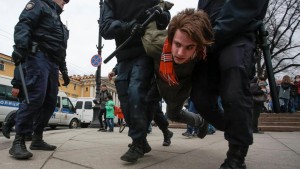Πάνω από 1000 συλλήψεις σε διαδηλώσεις κατά του Πούτιν