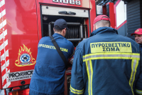Φωτιά σε πυλωτή πολυκατοικίας στη Θεσσαλονίκη, λαμπάδιασαν αυτοκίνητα και μοτοσικλέτα