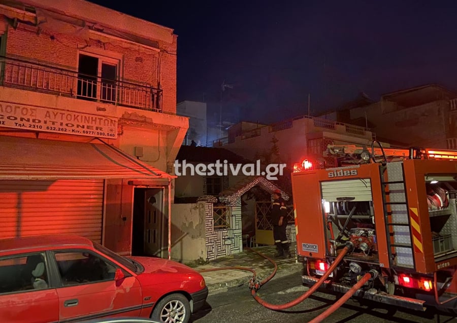 Θεσσαλονίκη: Φωτιά σε μονοκατοικία, ακούστηκαν εκρήξεις
