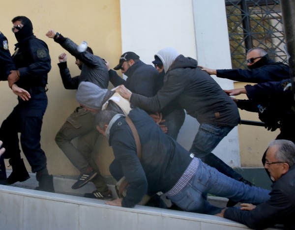 Εικόνες χάους στην Ευελπίδων για τον δολοφόνο της Δώρας Ζέμπερη